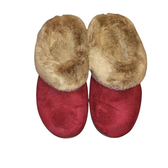 Isotoner women's slippers size 6.5 - 7.   ^ - Picture 1 of 5